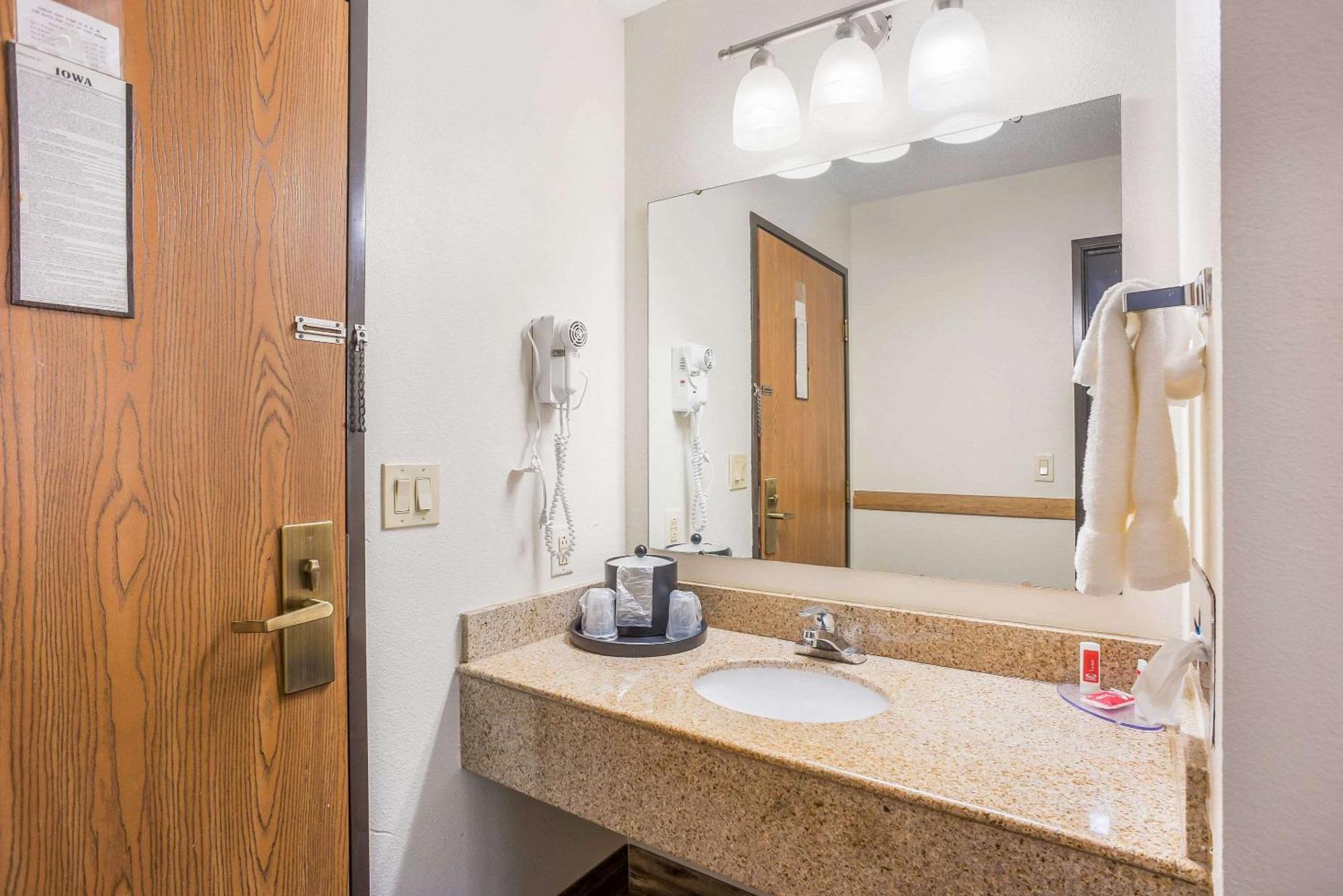 Econo Lodge Cedar Rapids Zewnętrze zdjęcie
